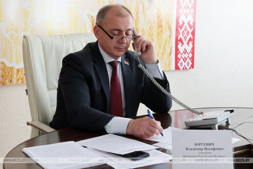 Ремонт дорог, электроотопление. Помощник Президента провел прием граждан и прямую линию в Городке