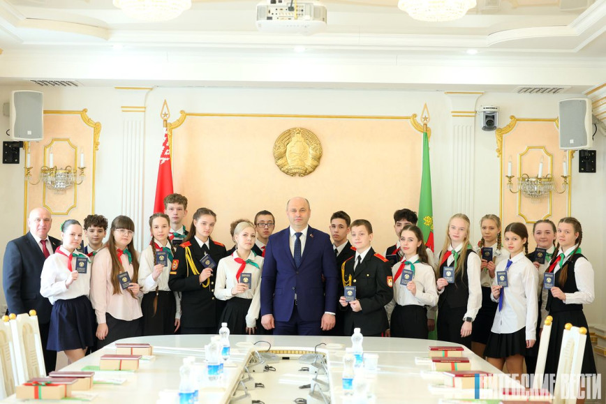 Александр Рогожник вручил паспорта юным белорусам в Витебске