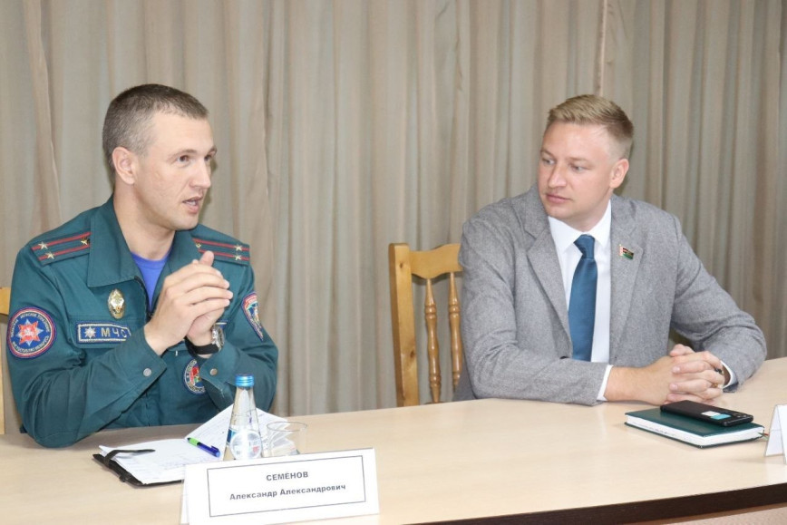 Бяспека ўраджаю і развіццё краіны: дыялог дэпутата з ратавальнікамі