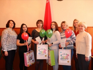Ва ўрачыстай абстаноўцы ўручылі мамам пасведчаннi аб нараджэнні дзяцей<br />