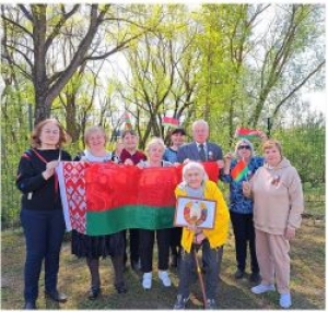 Патриотический флешмоб в преддверии Дня Государственного Герба и Флага Республики Беларусь провели в ТЦСОН Толочинского района.